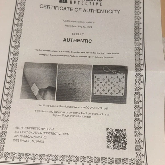 Louis Vuitton White and Gold Monogram Pouch
Comes with Box and dust bag - Picture 7 of 7